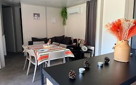 CHALET chaleureux tout confort dans domaine avec Piscine au cœur des Landes bord de Lac avec plage aménagée